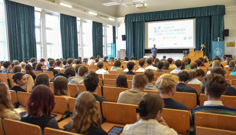 sala wykładowa wypełniona po brzegi młodzieżą