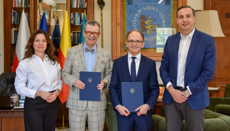cztery osoby stoją w gabinecie po podpisaniu porozumienia