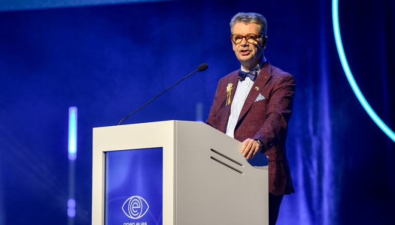 mężczyzna przemawia przy mównicy