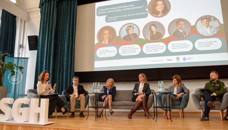 prelegenci rozmawiają na scenie na konferencji