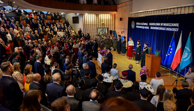 aula pełna gości, w tle orkiestra wojskowa