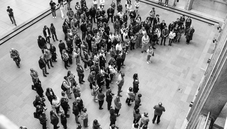 zdjęcie "z lotu ptaka" studentów zgromadzonych w uczelnianej auli