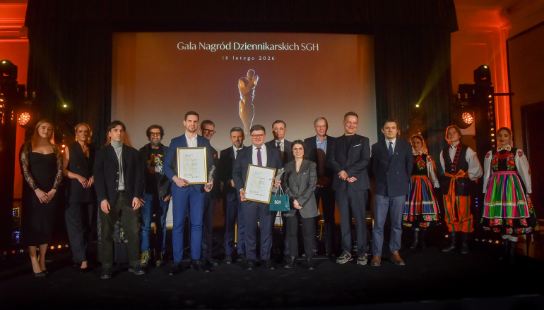 grupa osób stoi na scenie na gali