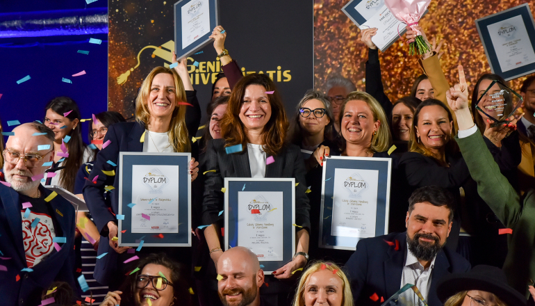 grupa osób na zdjęciu eksponuje dyplomy otrzymane w konkursie