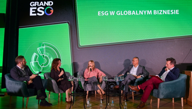 kilka osób siedzi na scenie podczas konferencji 