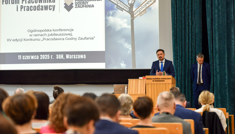 na zdjęciu sala wypełniona publicznością