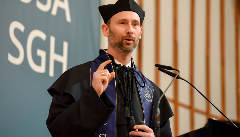 zdjęcie mężczyzny w todze na tle napisu SGH