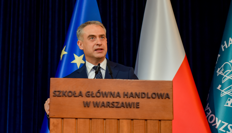 mężczyzna zabierający głos przy mównicy