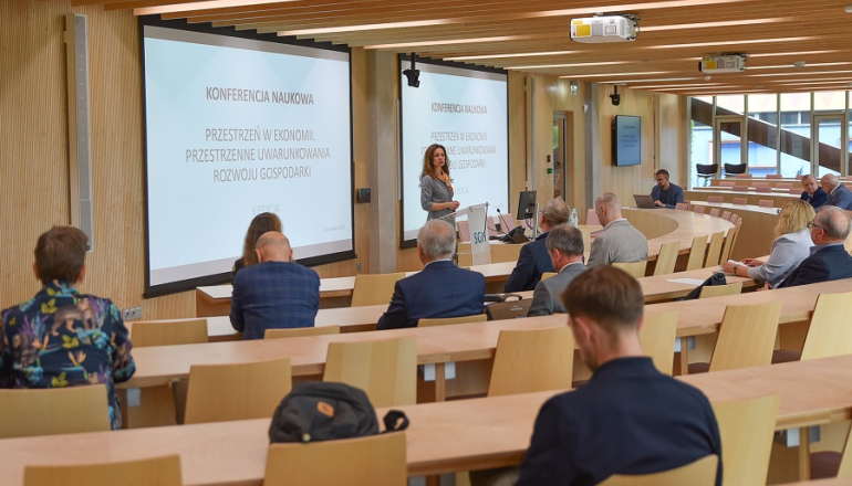 kilkanaście osób uczestniczy w konferencji naukowej