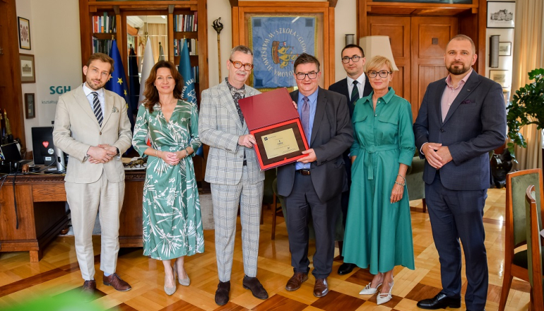 grupa osób pozuje do zdjęcia w gabinecie