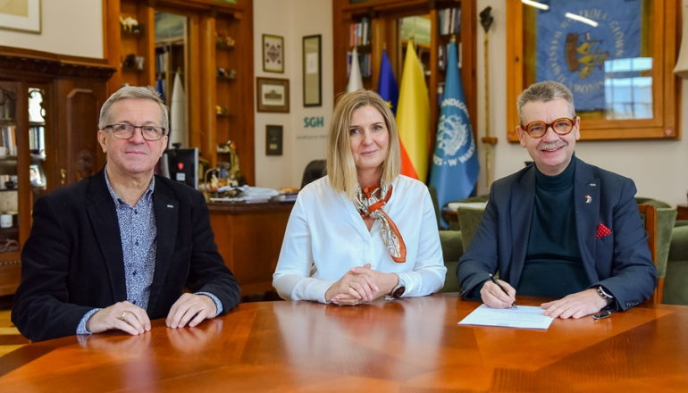 kobieta i dwóch mężczyzn po podpisaniu dokumentu