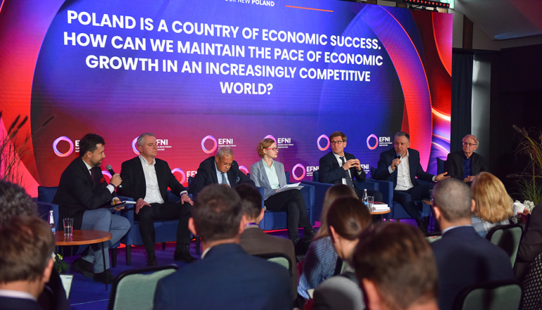 na zdjęciu kilka osób siedzących na panelu