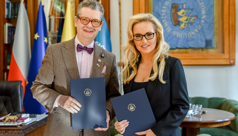 kobieta i mężczyzna w gabinecie po podpisaniu porozumienia