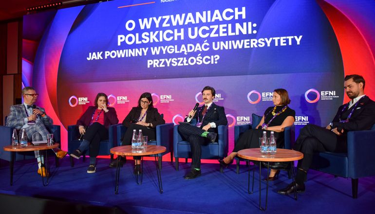 na zdjęciu kilku panelistów