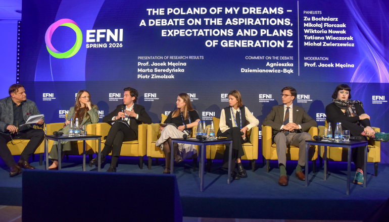 grupa uczestników panelu na zdjęciu