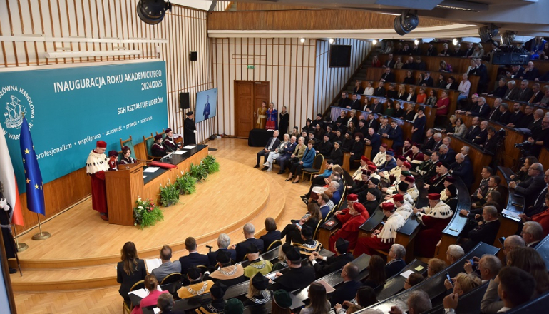 uczelniana aula pełna ludzi podczas inauguracji roku akademickiego