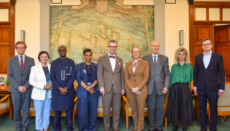 zdjęcie grupowe w sali konferencyjnej