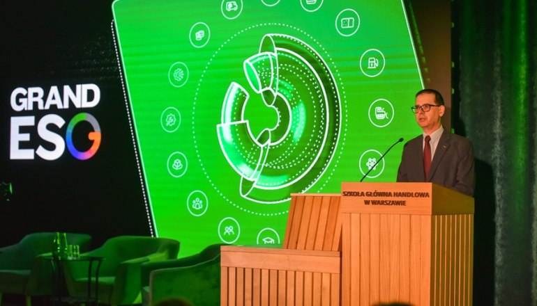 mężczyzna przemawiający podczas konferencji 