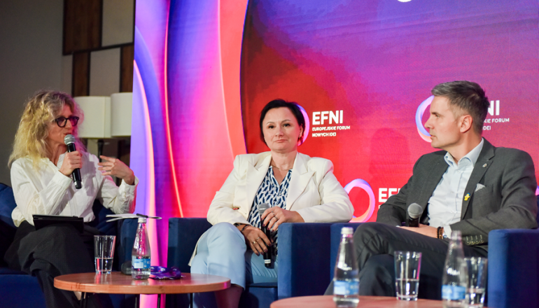 trzy osoby rozmawiają podczas panelu