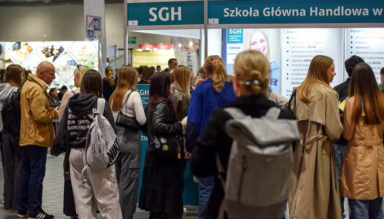 dużo ludzi przy stoisku targowym