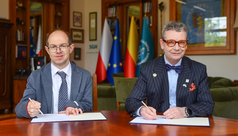 dwóch mężczyzn podpisujących porozumienie