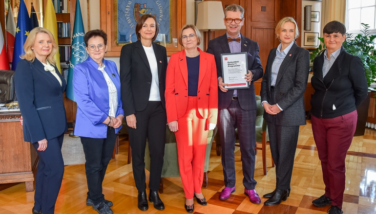 na zdjęciu 7 osób pozujących 