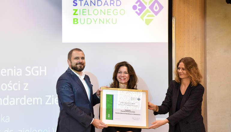 na zdjęciu trzy osoby trzymające nagrodę