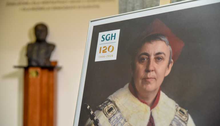 portret kobiety w todze rektorskiej, z tyłu popiersie