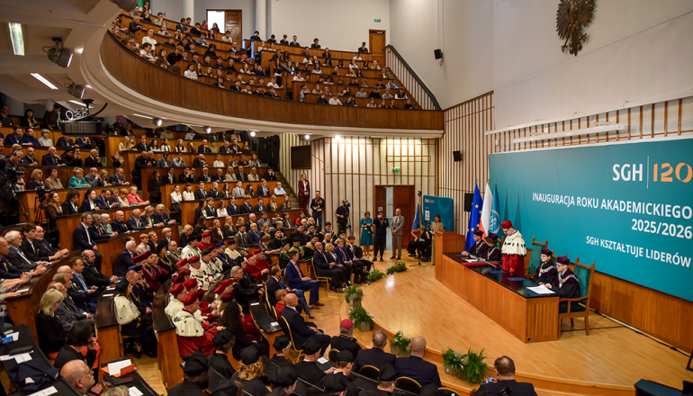 zdjęcie uczelnianej auli wypełnionej ludźmi