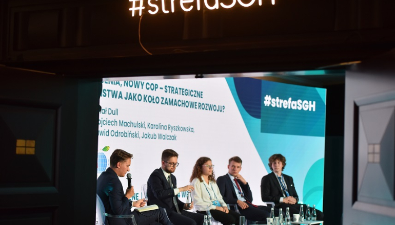 młodzi ludzie rozmawiają na panelu