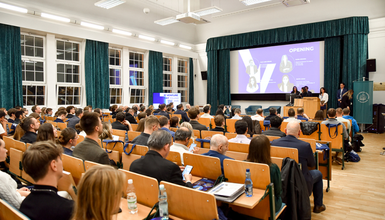 aula wypełniona ludźmi 