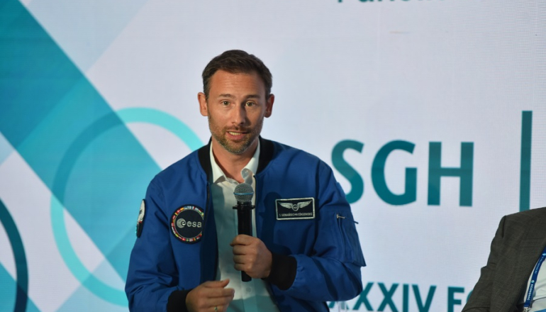 mężczyzna na panelu