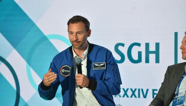 mężczyzna zabiera głos na panelu