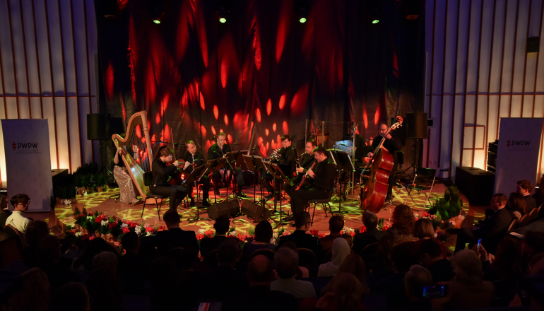 muzycy klasyczni na oświetlonej scenie