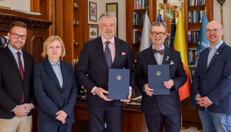 kilka osób stoi w gabinecie po podpisaniu dokumentów
