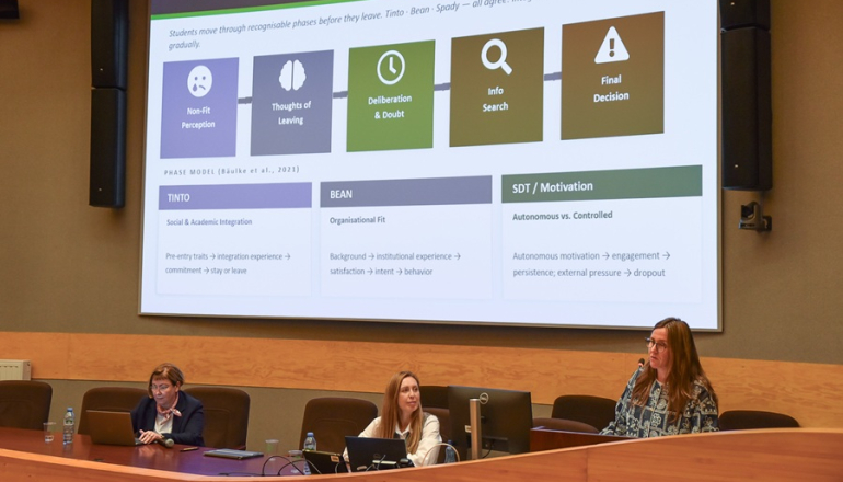 zdjęcie z konferencji - jedna z prelegentek zabiera głos 