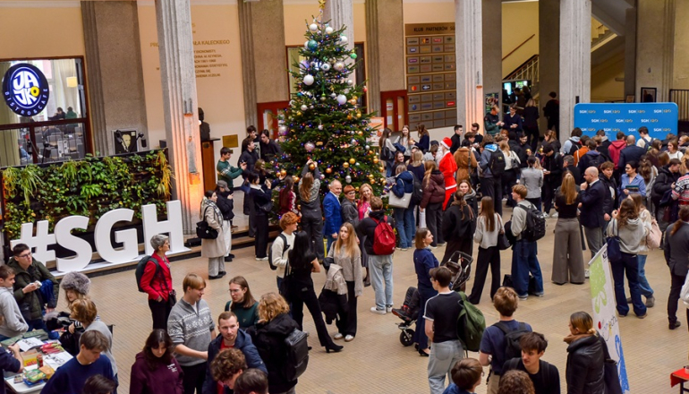 kilkadziesiąt osób ubiera choinkę na uczelni