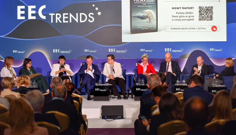 zdjęcie z konferencji - eksperci rozmawiają na panelu 