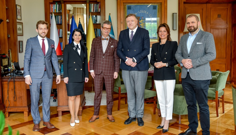 kilka osób pozuje do zdjęcia w gabinecie