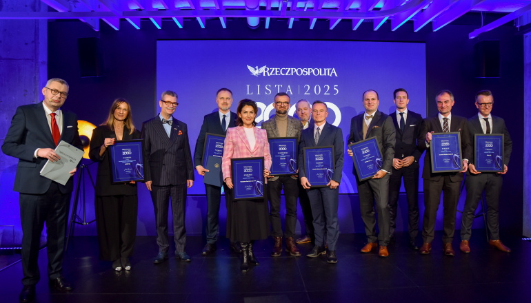 kilka osób stoi na scenie na gali