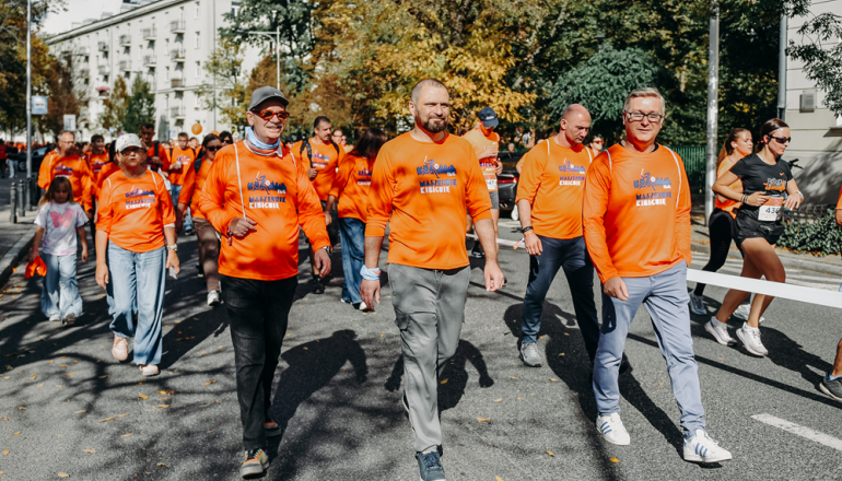 kilka osób bierze udział w biegu