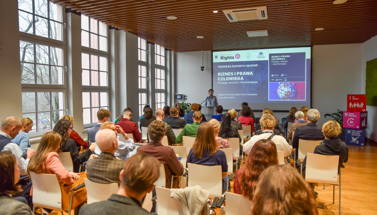 sala wykładowa pełna słuchaczy