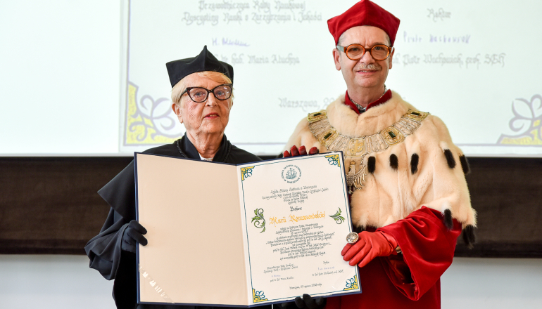 rektor i profesor odbierająca dyplom