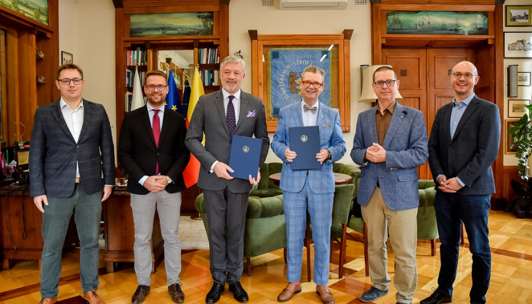 sześciu mężczyzn w gabinecie po podpisaniu porozumienia