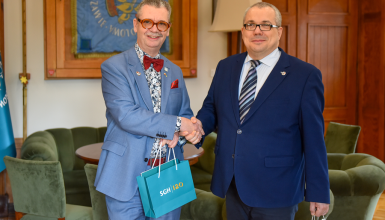dwóch mężczyzn podaje sobie ręce w gabinecie