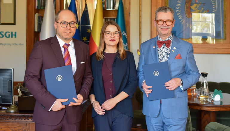 trzy osoby w gabinecie po podpisaniu porozumienia