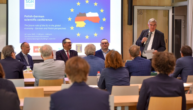 na zdjęciu kilkanaście osób biorących udział w konferencji 
