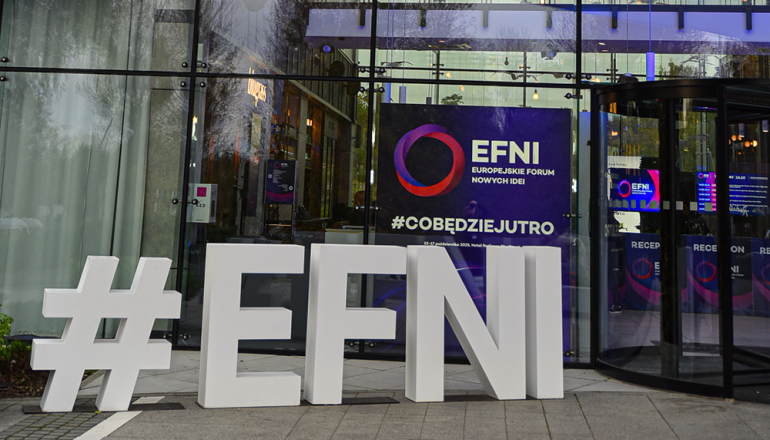 wejście do budynku ze stojącym dużym napisem #EFNI