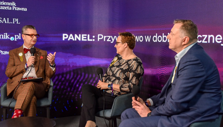 troje osób rozmawia w studiu