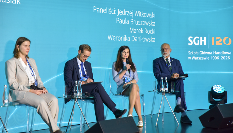 kilka osób rozmawia na panelu podczas konferencji